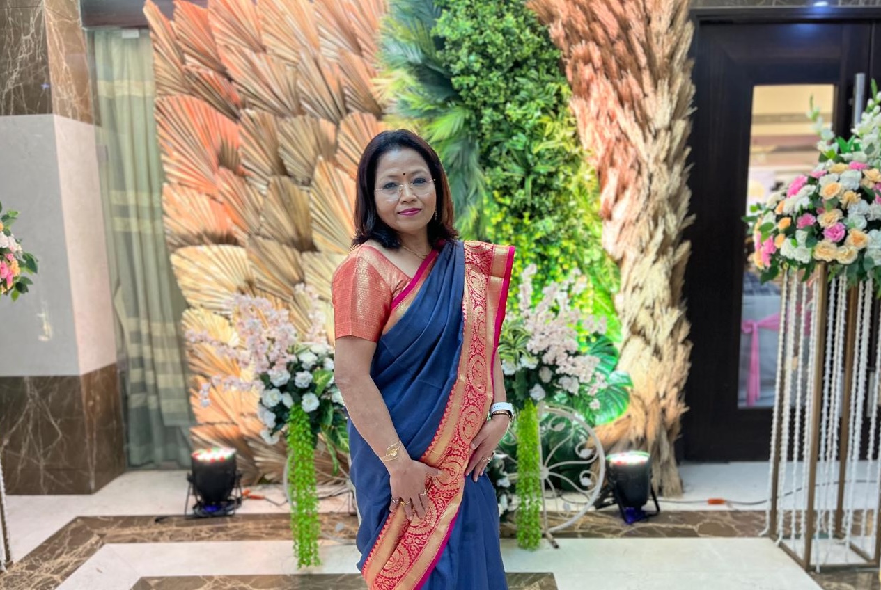 Krishna Sainanee holding her Indian Panorama International Film Festival award